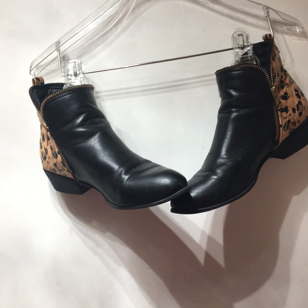 Leopard print black boots